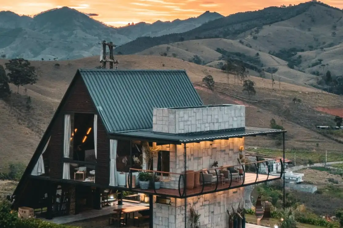 O Chalé RIVAGI visto do alto ao pôr do sol, com as montanhas atrás