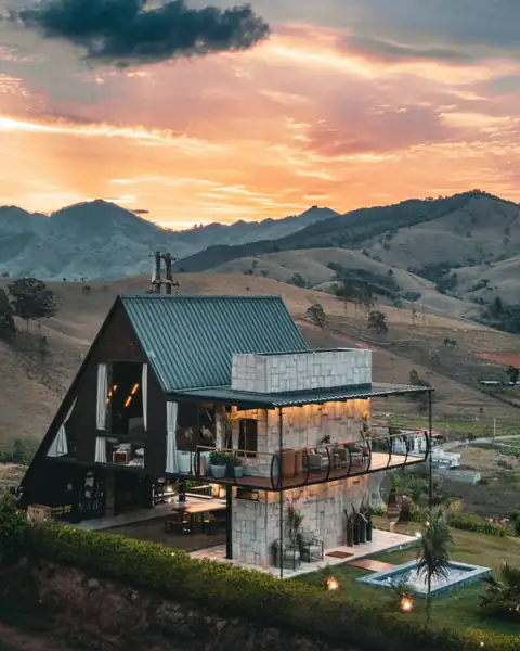 O Chalé RIVAGI visto do alto ao pôr do sol, com as montanhas atrás